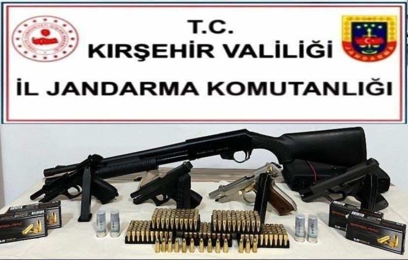 Kırşehir’de jandarma ekipleri tarafında yapılan uygulamada, aracın ruhsatsız silah ele