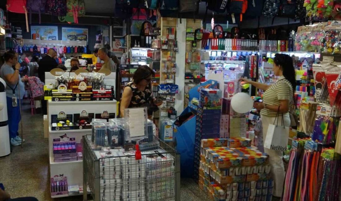 Okulların başlamasına sayılı günler kala vatandaşlar kırtasiye alışverişine başladı. 2025-2026