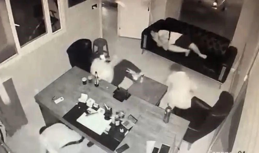 Adana’da gece yarısı içerde 4 kişi bulunan galeriyi kurşunlayan motosikletli