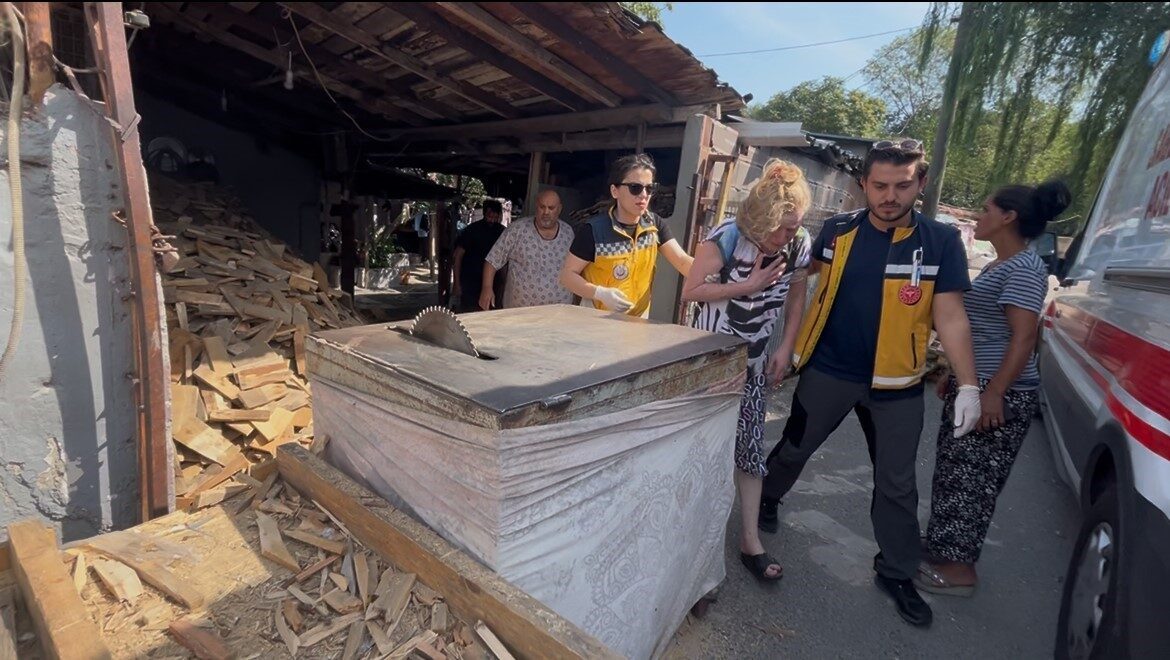 Tekirdağ Çorlu’da kışlık yakacak hazırlayan kadının, sunta kesme diskinden fırlayan