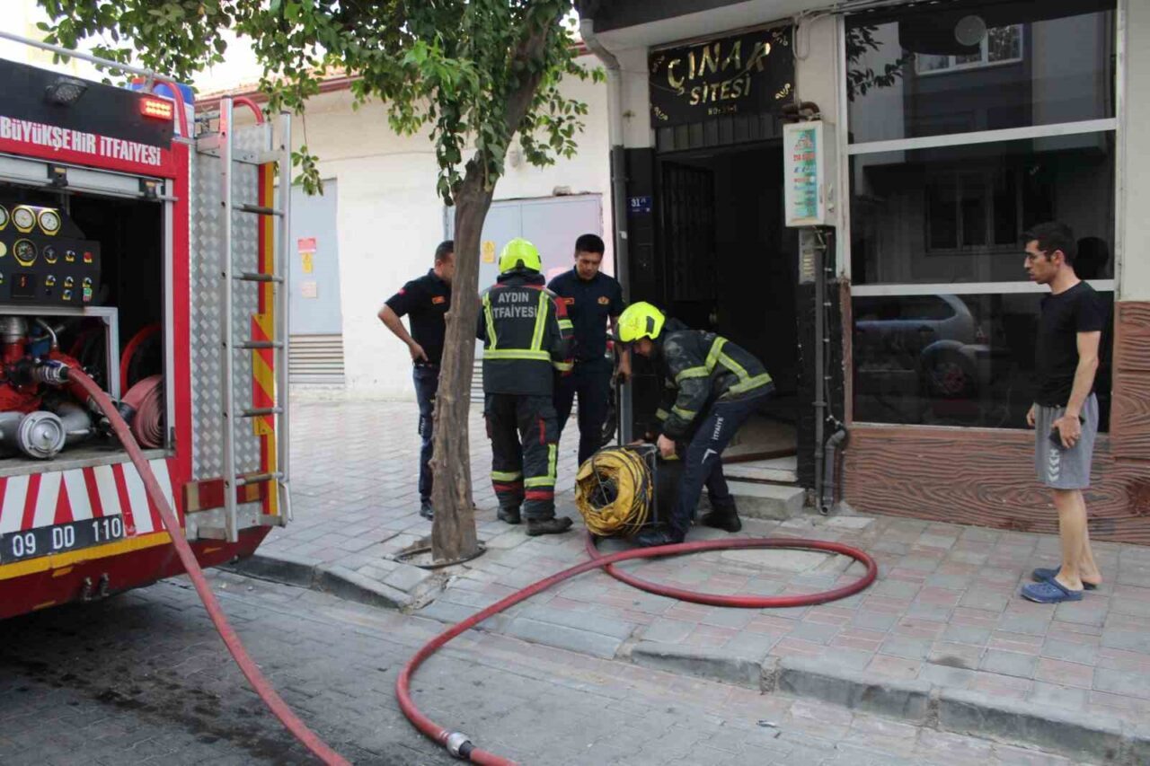Aydın’ın Efeler ilçesinde kızartma yağından çıkan yangın kısa süreli paniğe