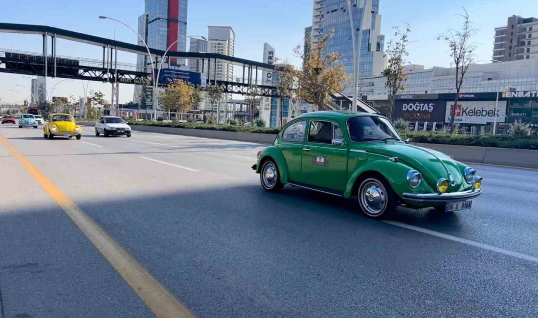 Klasik araçlarıyla şık kıyafetler içinde buluşan klasik otomobil tutkunları, erkek