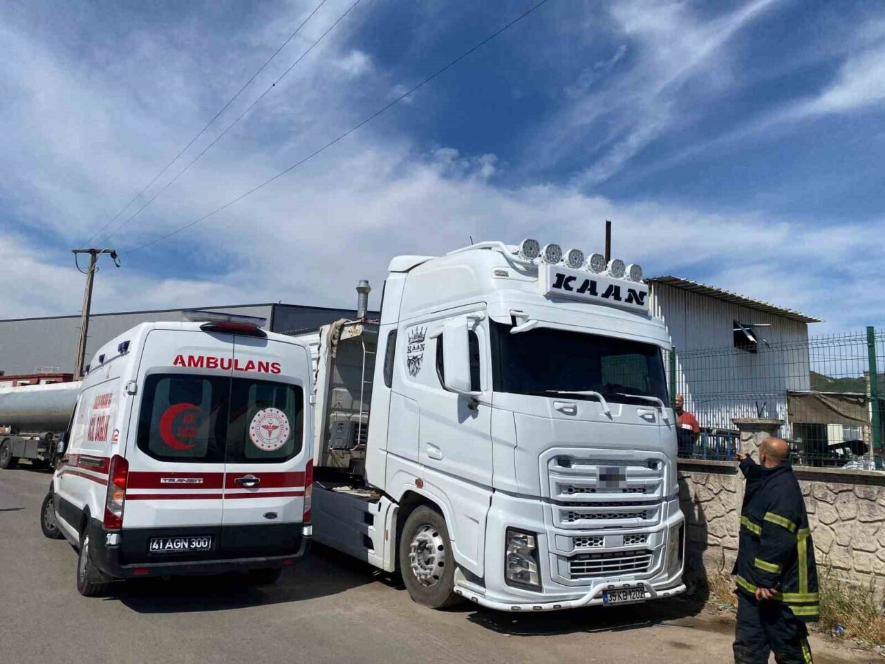 Kocaeli’nin Körfez ilçesinde damperini kaldırdığı kamyonun elektrik tellerine temas etmesi