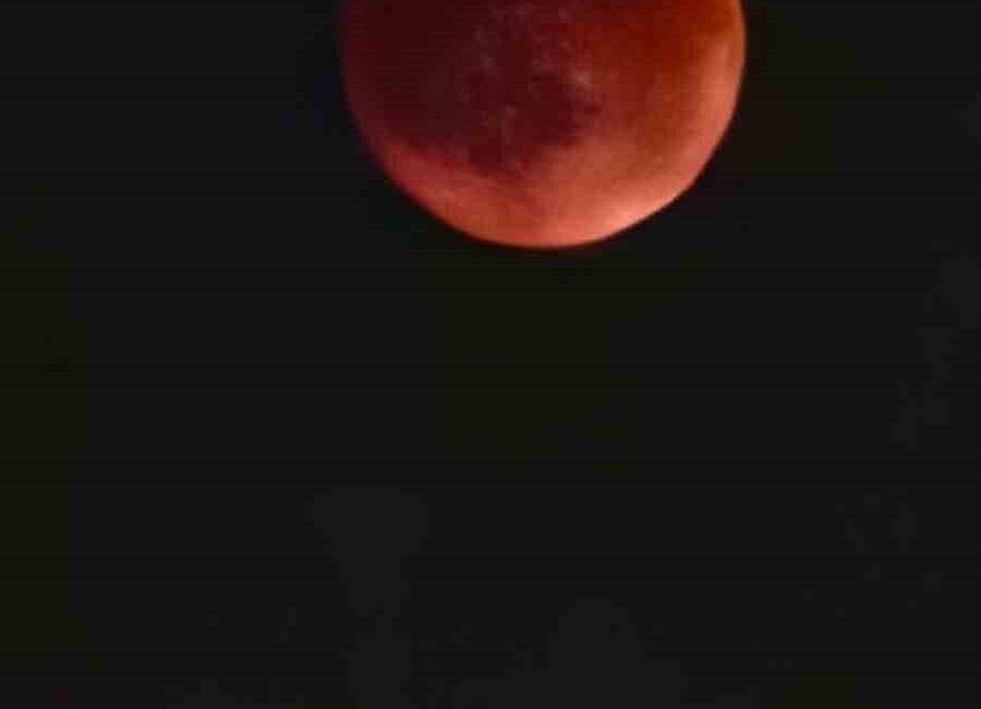 Gökyüzünde eşsiz bir manzara yaşatan ve “Kanlı Ay” tutulması olarak