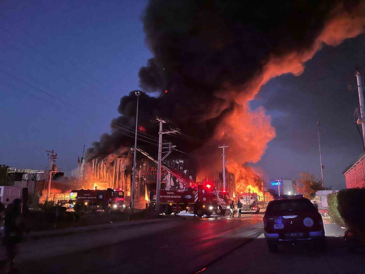 Kocaeli’nin Başiskele ilçesinde bir lojistik firmasına ait depoda yangın çıktı.