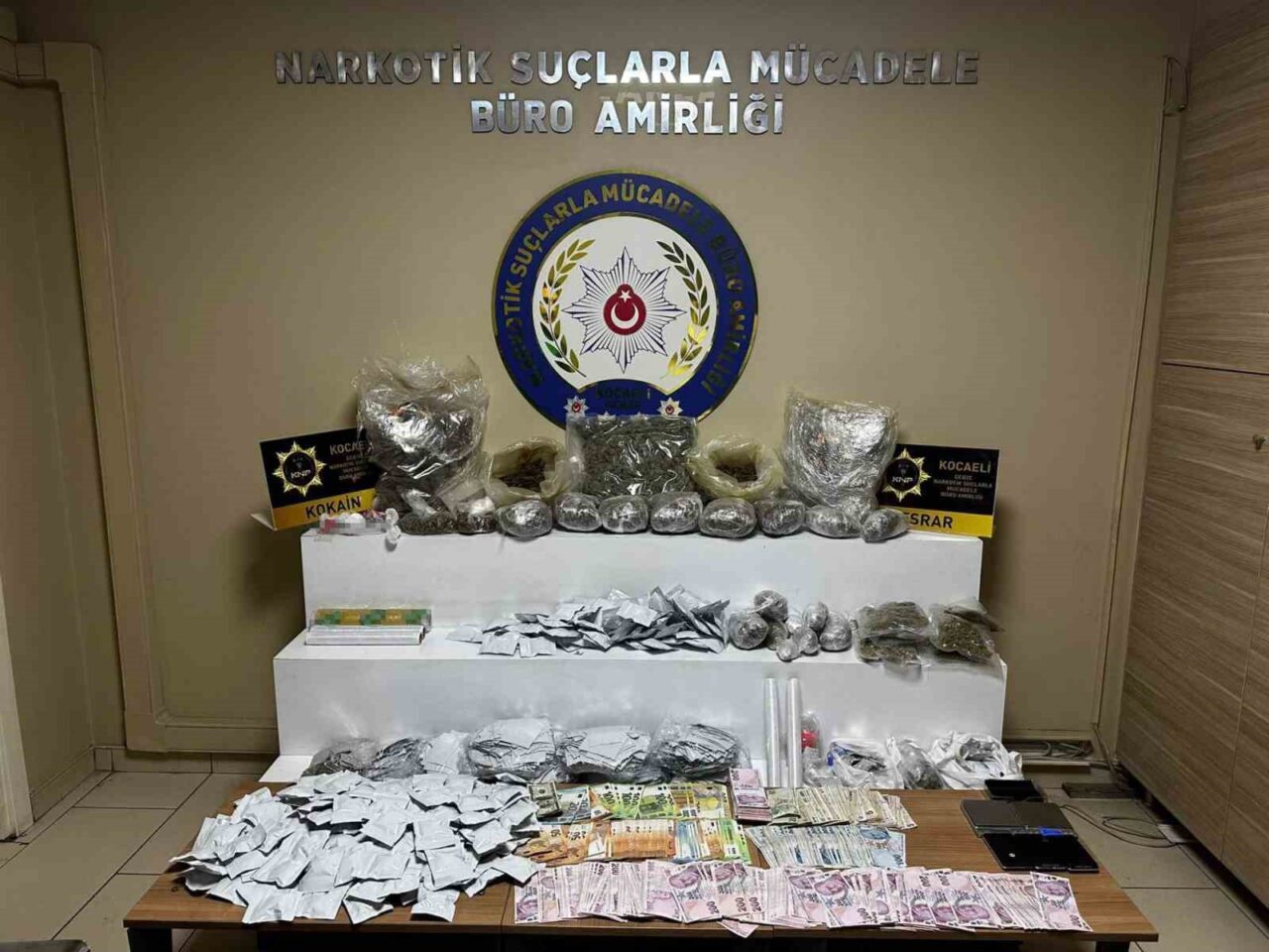 Kocaeli’de narkotik ekiplerince düzenlenen operasyonda yaklaşık 9,1 kilo uyuşturucu ele