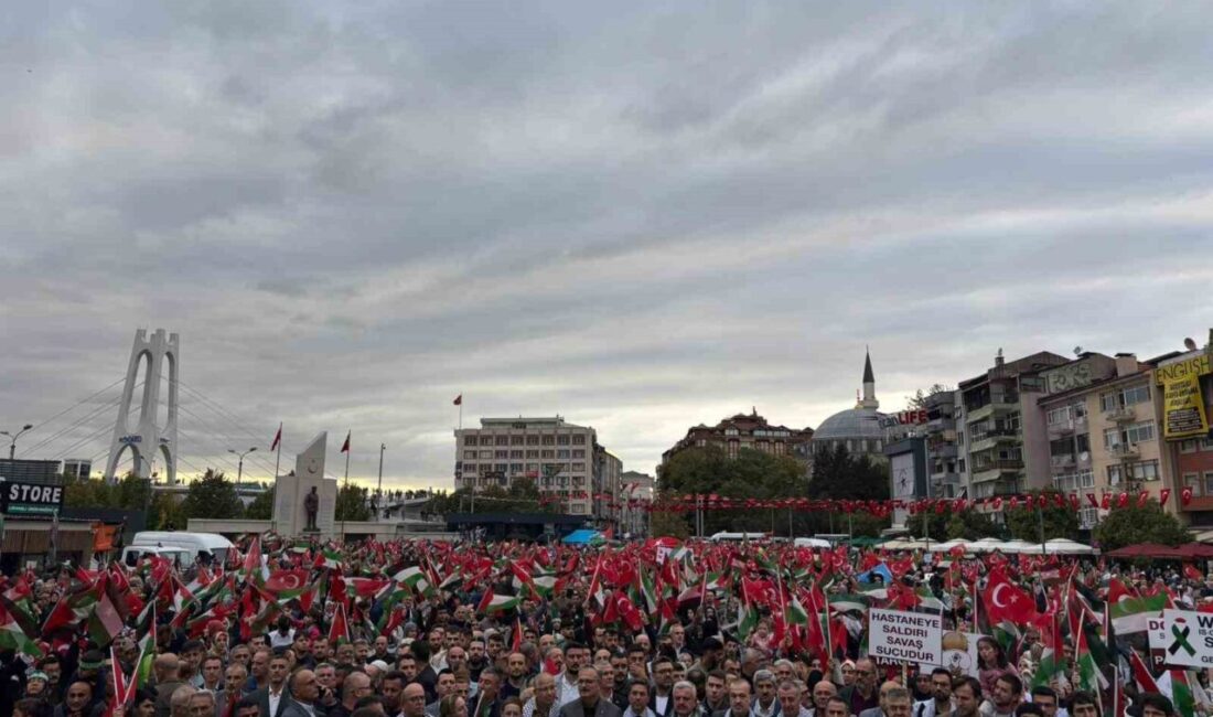 Kocaeli’de bir araya gelen yüzlerce vatandaş, İsrail’in Küresel Sumud Filosu’na