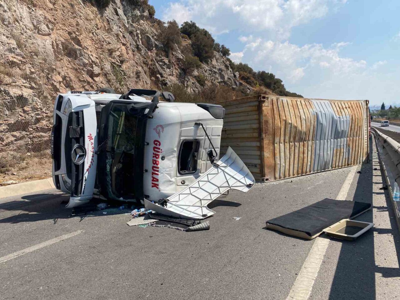 Kocaeli D-100 kara yolunda devrilen tırda sıkışan sürücü, itfaiye ekipleri