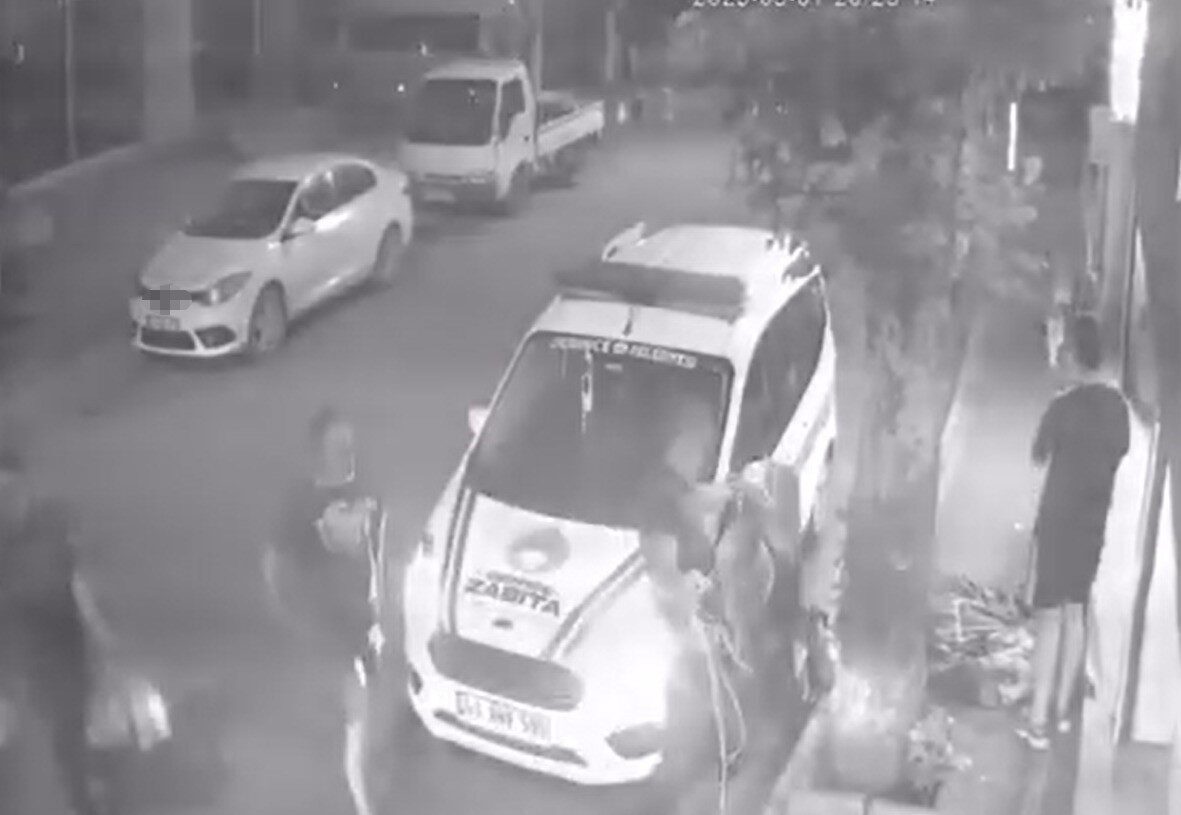 Kocaelispor’u desteklemek için esnafın astığı bayraklar Derince Belediyesi ekiplerinin gece