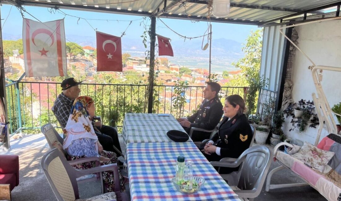 Aydın’ın Koçarlı ilçesinde jandarma ekipleri Kıbrıs Gazileri’ni ziyaret etti. Koçarlı