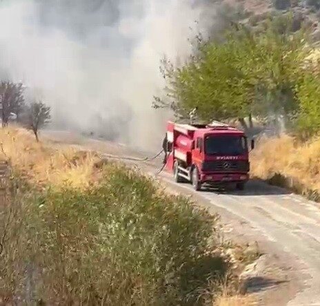 Adıyaman’ın Kömür Beldesinde meydana gelen bahçe yangınları korkuya neden oldu.