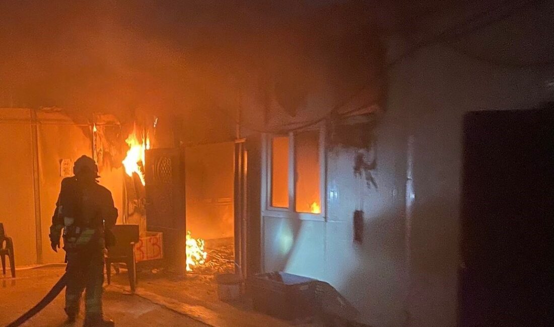 Hatay’da bir şantiyenin yemekhanesinde yaşanan yangında konteynerler kullanılmaz hale geldi.