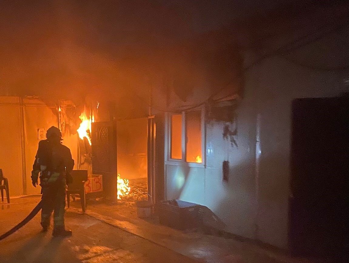 Hatay’da bir şantiyenin yemekhanesinde yaşanan yangında konteynerler kullanılmaz hale geldi.