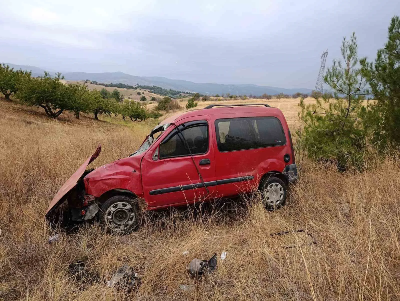 Bilecik’te seyir halinde kontrolden çıkan hafif ticari araç tarlaya uçarken,