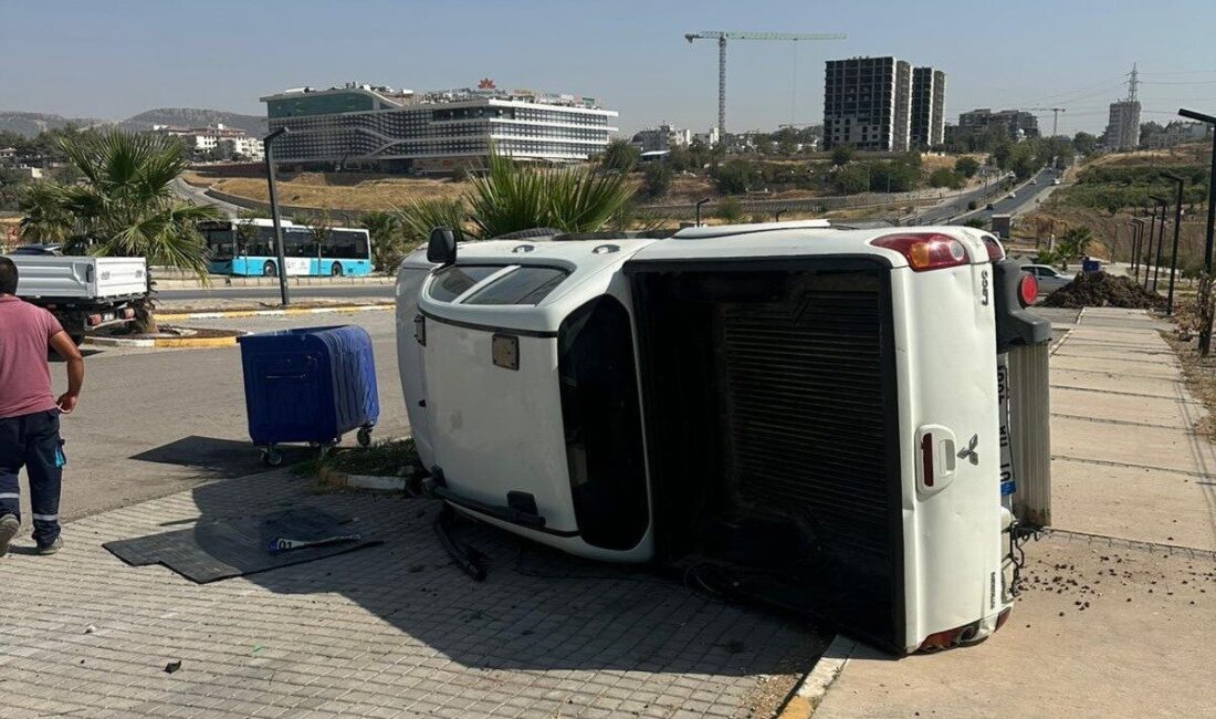 Adıyaman’da, sürücüsünün direksiyon hakimiyetini kaybettiği kamyonet takla attı. Edinilen bilgilere