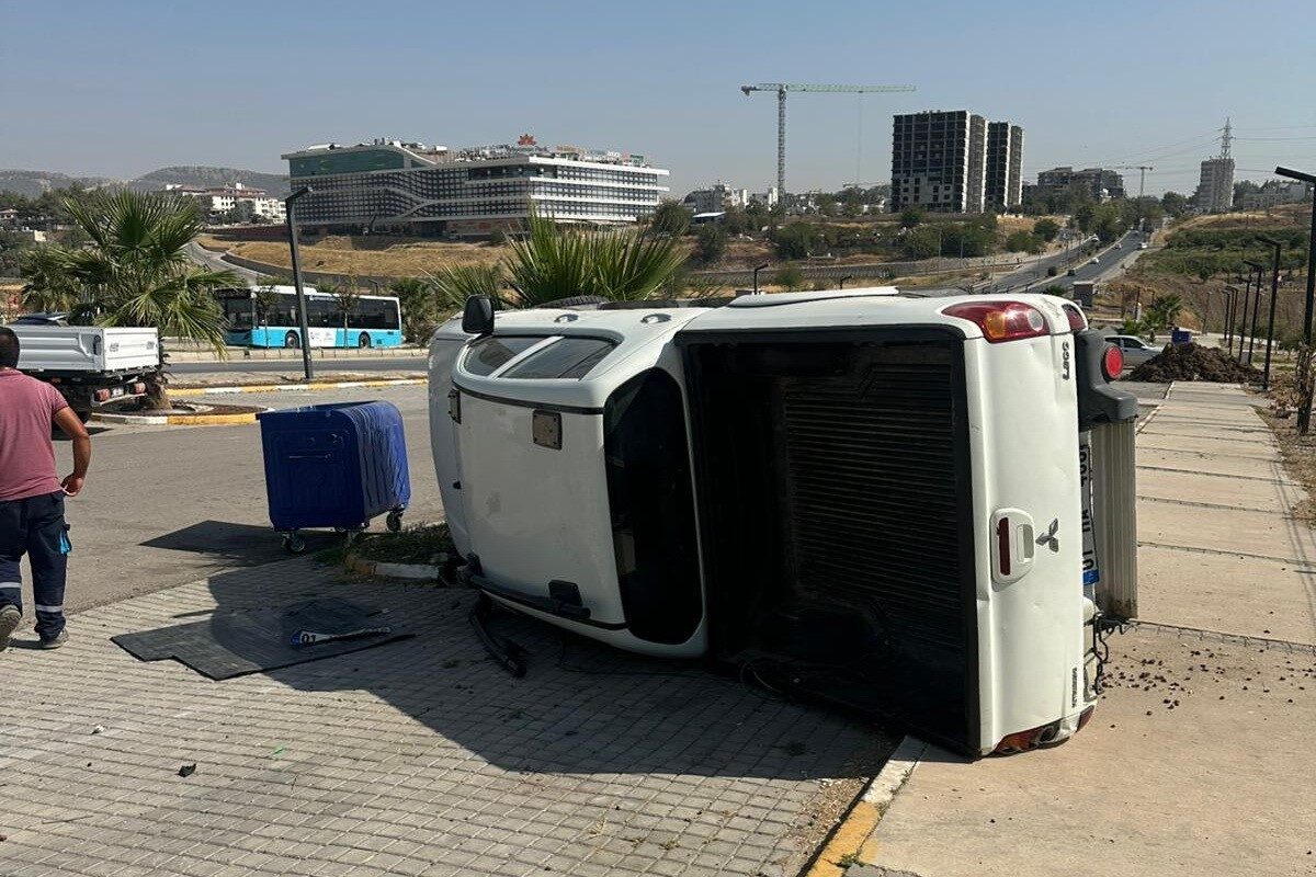 Adıyaman’da, sürücüsünün direksiyon hakimiyetini kaybettiği kamyonet takla attı. Edinilen bilgilere