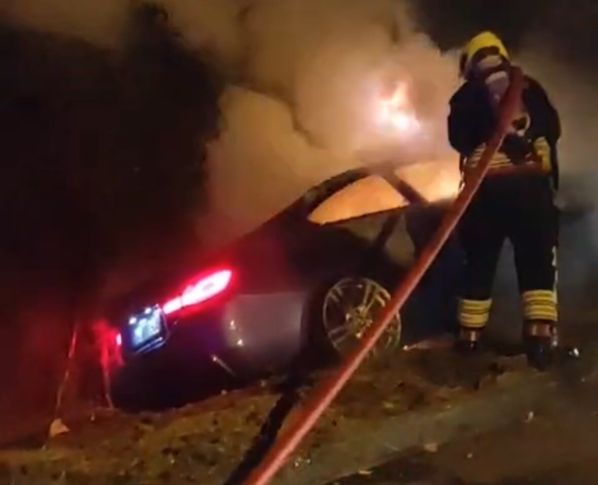 Bolu’da yol kenarındaki ağaçlara çarpan lüks otomobil, kazanın ardından alev