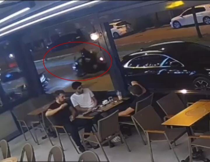 Bursa’da kontrolden çıkan motosikletin kadın sürücüsü yere savruldu. Kaza anı