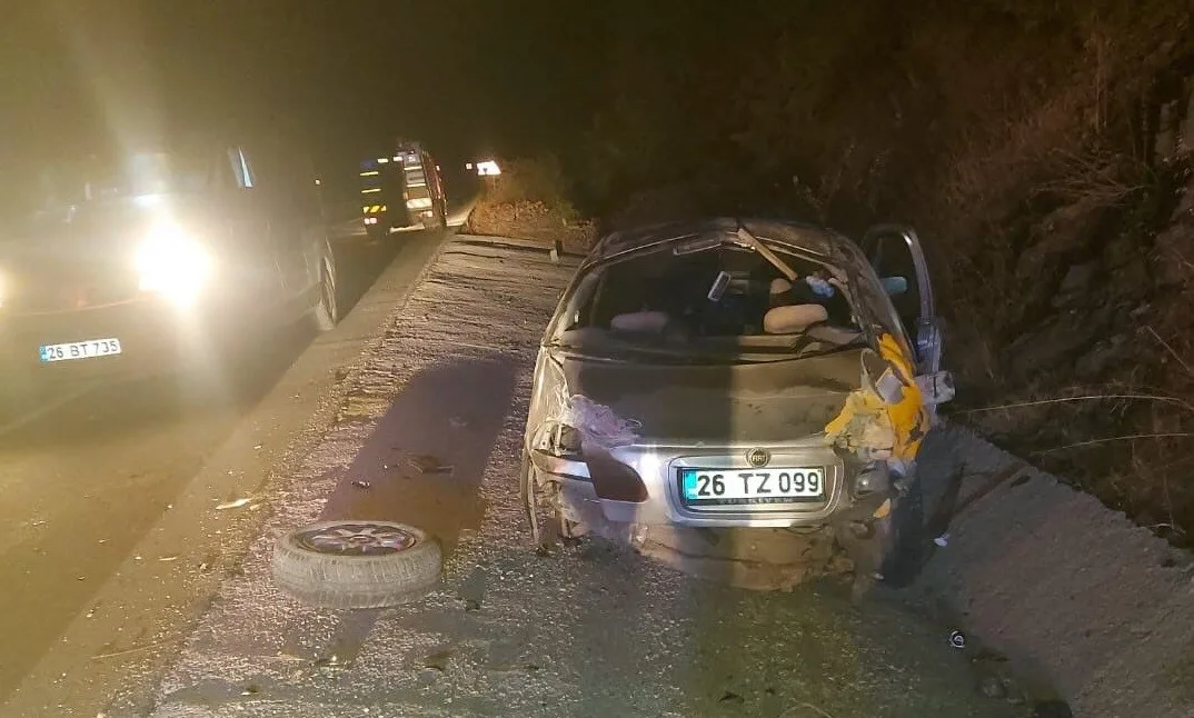 Bilecik’te kontrolden çıkan otomobilin beton zemine çarptığı kazada 2 kişi