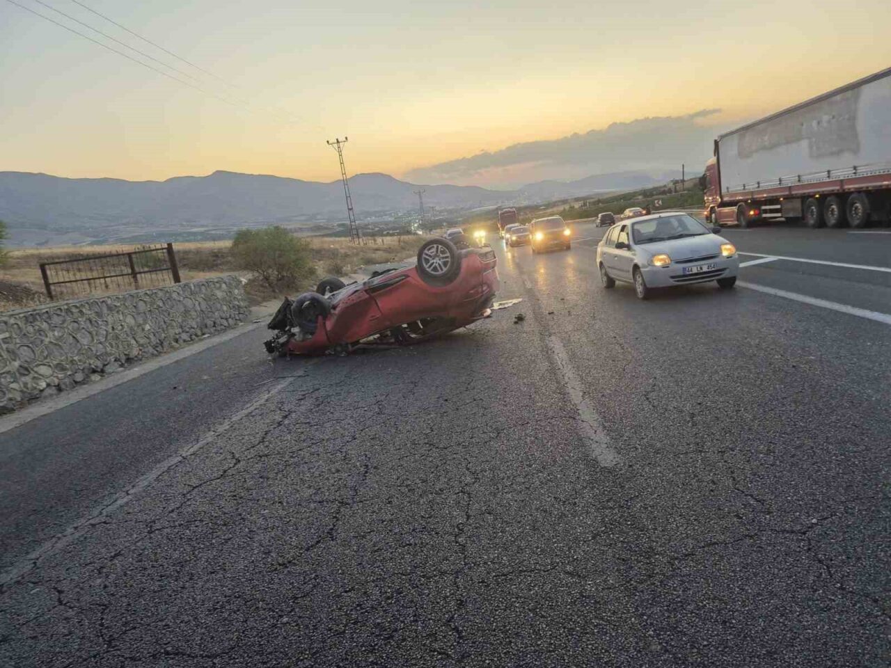 Malatya’da sürücünün kontrolünden çıkararak istinat duvarına çarpan otomobil devrildi. Kazada
