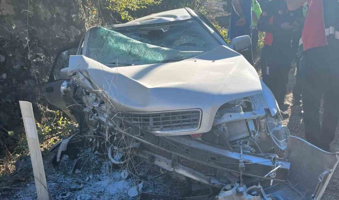 Karabük’ün Yenice ilçesinde sürücüsünün kontrolünden çıkan otomobilin duvara çarpması sonucu