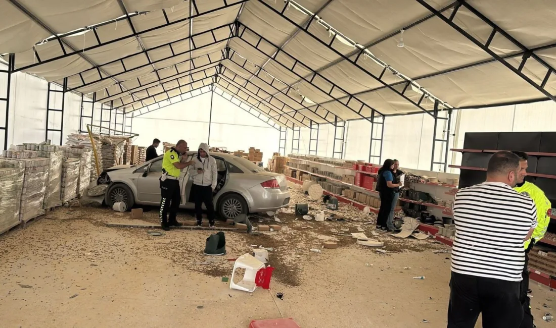 Bilecik’te kontrolden çıkan otomobil bir iş yerine girerken olayda faciadan