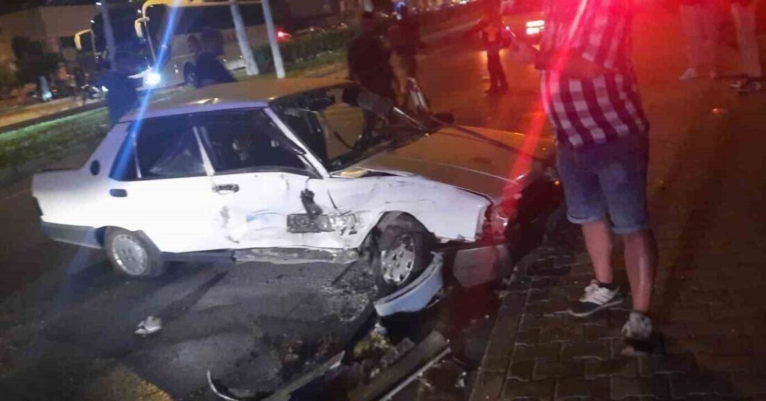 Aydın’ın Kuşadası ilçesinde, aşırı hızlı olduğu ileri sürülen otomobil, sürücüsünün