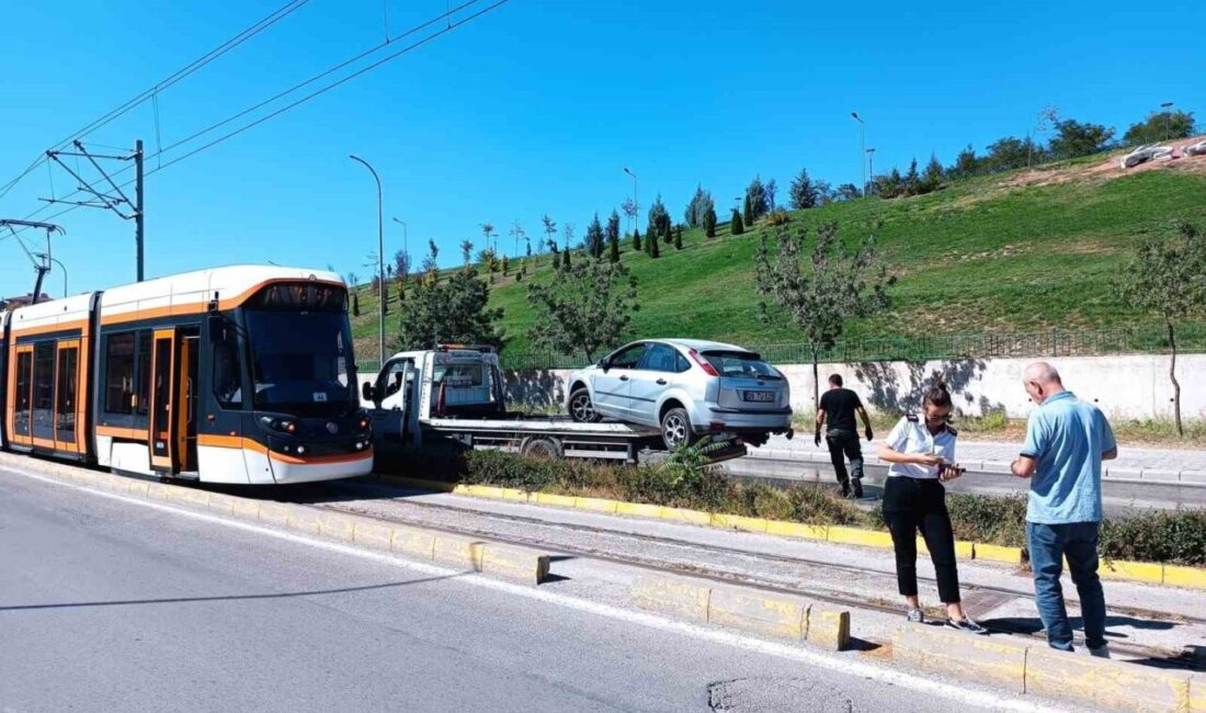 Eskişehir’de sürücüsünün kontrolü kaybetmesi sonucu bir otomobil tramvay yoluna girdi.