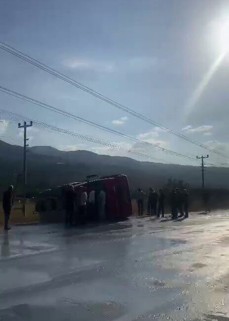 Sakarya’nın Akyazı ilçesinde sürücüsünün direksiyon hakimiyetini kaybetmesi neticesinde kontrolden çıkan