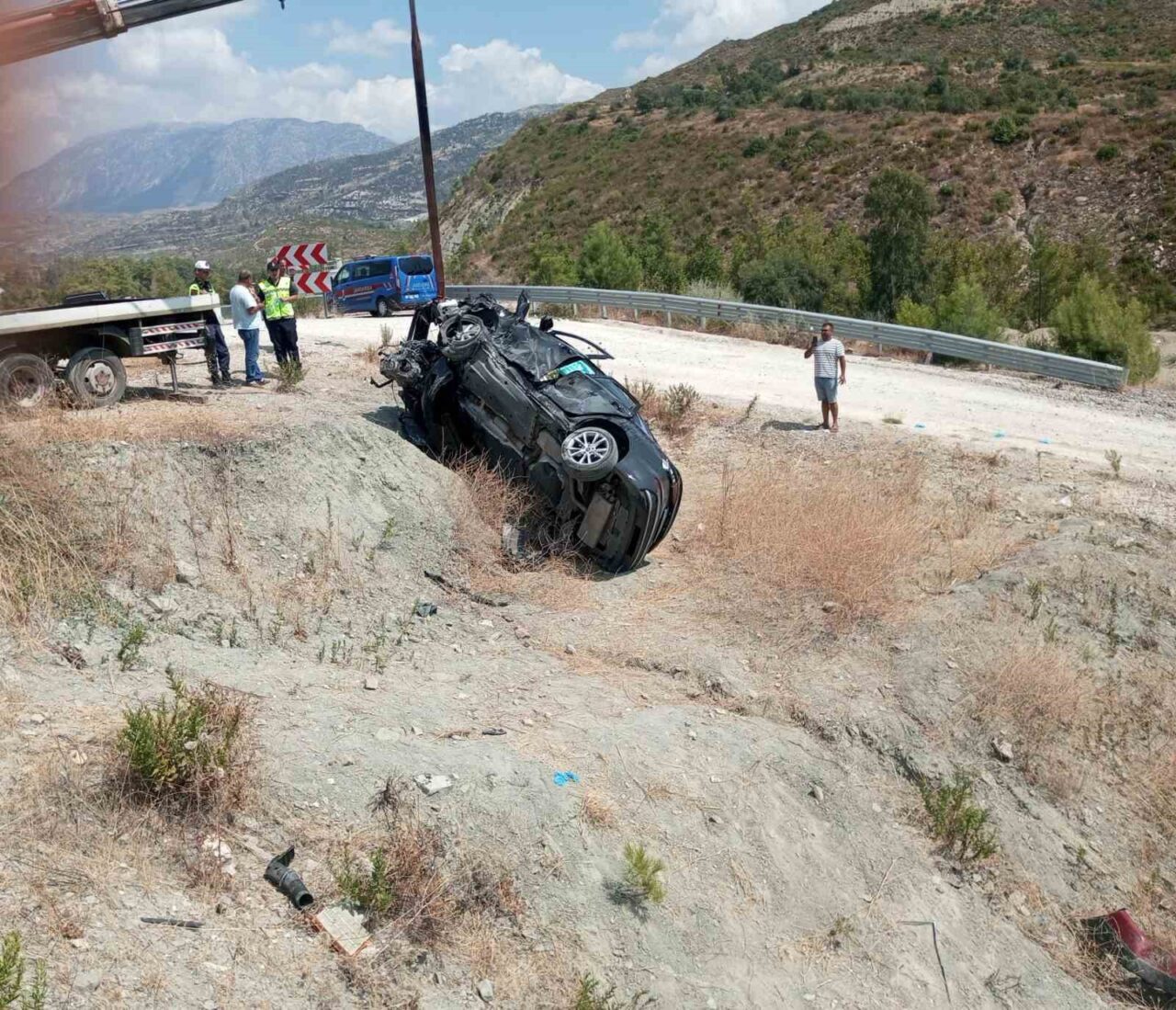 Antalya’nın Manavgat ilçesinde meydana gelen trafik kazasında otomobilin şarampole devrilmesi