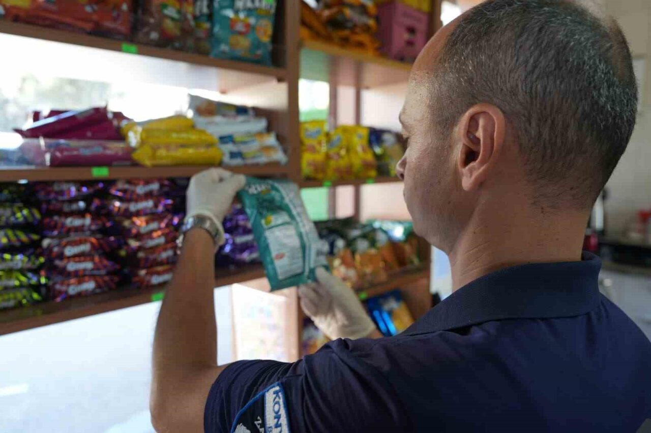 Konyaaltı Belediyesi, ilçe sınırlarındaki eğitim kurumlarında hizmet veren kantinleri denetliyor.