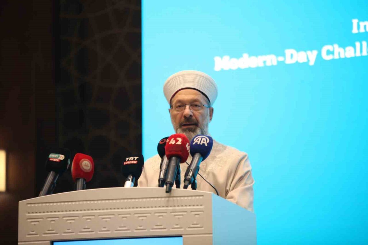 Konya’da düzenlenen “Günümüzde Aileye Yönelik Tehditler ve Çözüm Önerileri” çalıştayına