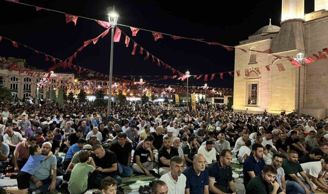 Konya’da Mevlid Kandili’nde vatandaşlar camilere akın etti. Mevlid Kandili münasebetiyle