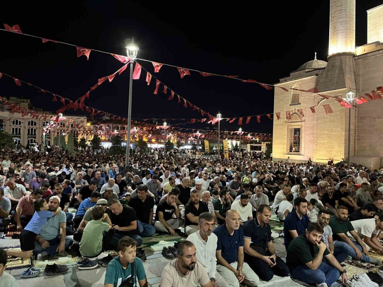 Konya’da Mevlid Kandili’nde vatandaşlar camilere akın etti. Mevlid Kandili münasebetiyle