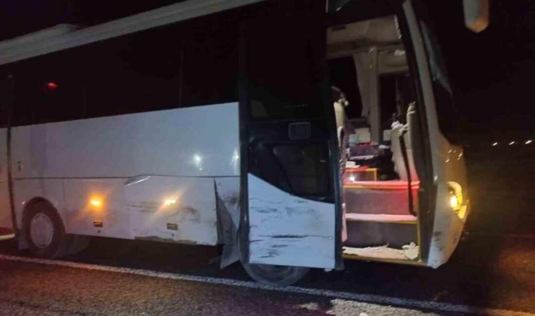 Konya’nın Karapınar ilçesinde midibüs ile otomobilin çarpışması sonucu meydana gelen