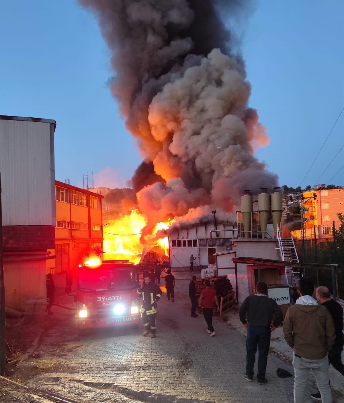 Konya’nın Beyşehir ilçesinde silah fabrikasında çıkan yangın paniğe neden oldu.