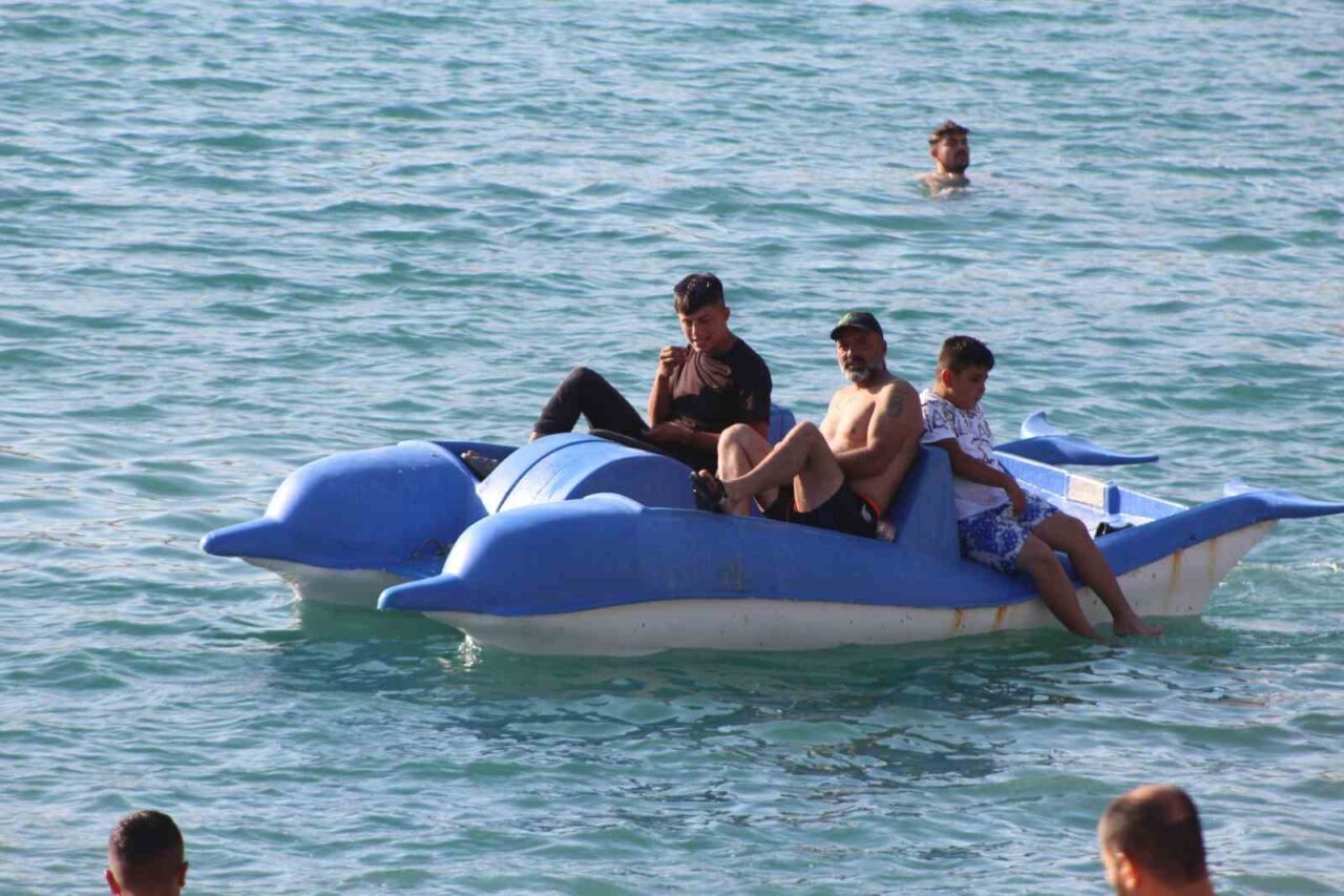 Konya’nın Karapınar ilçesinde bulunan krater gölü Acıgöl, ziyaretçi akınına uğruyor.