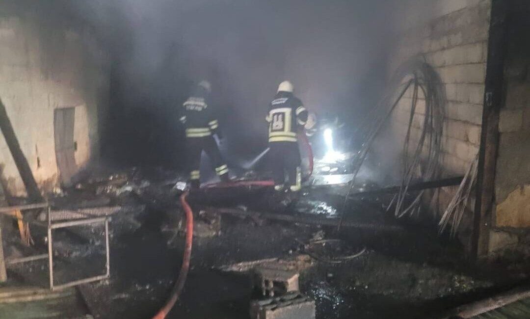 Erzurum’da bir köyde meydana gelen depo yangını ekiplerin uzun süreli