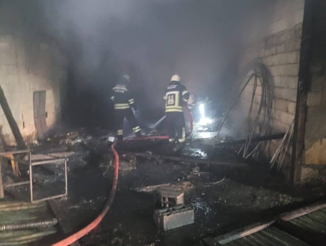 Erzurum’da bir köyde meydana gelen depo yangını ekiplerin uzun süreli