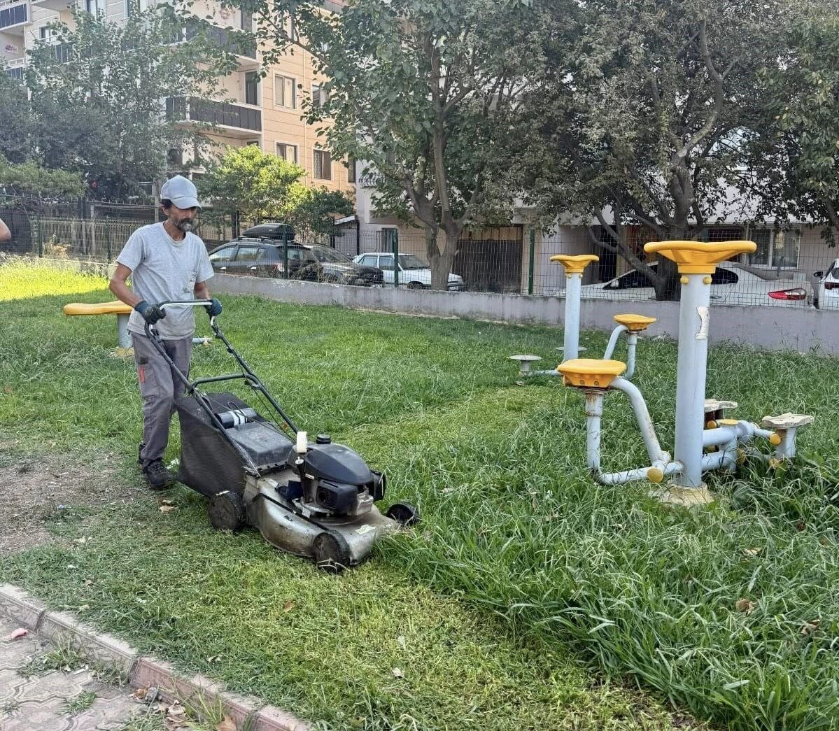 Körfez’de ekipler, ilçe genelinde bulunan park ve yeşil alanlarda ot