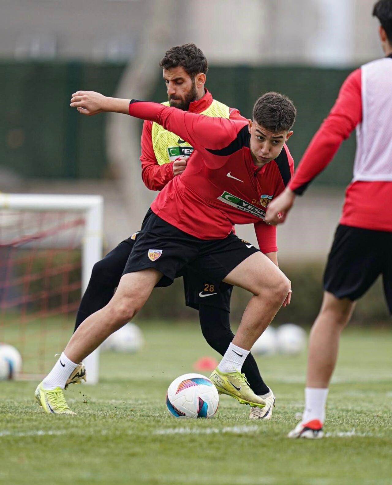 Kayserispor altyapısında forma giyen 2006 doğumlu genç defans oyuncusu Korkmazcan