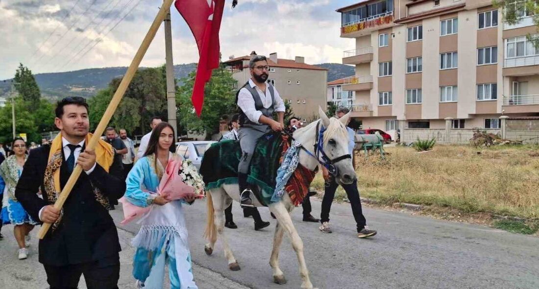 Denizli’nin Kale ilçesinde yöresel adetlerle gerçekleştirilen düğün zamanda yolculuk yaptırdı.