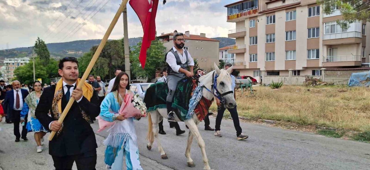Denizli’nin Kale ilçesinde yöresel adetlerle gerçekleştirilen düğün zamanda yolculuk yaptırdı.