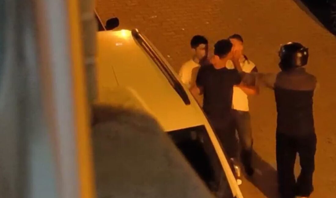 Esenyurt’ta bir grup genç, yolda motorla dolaşan bir genci sıkıştırıp