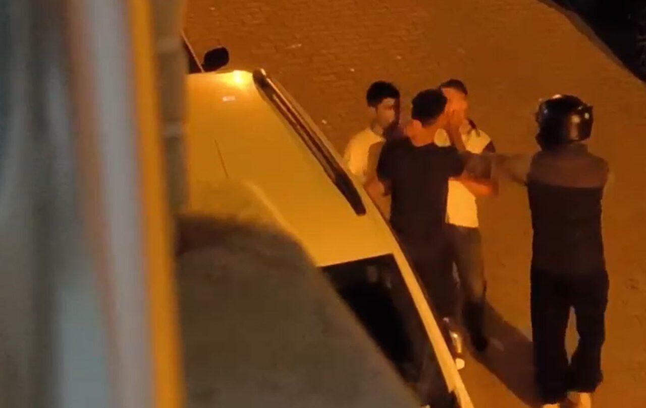 Esenyurt’ta bir grup genç, yolda motorla dolaşan bir genci sıkıştırıp