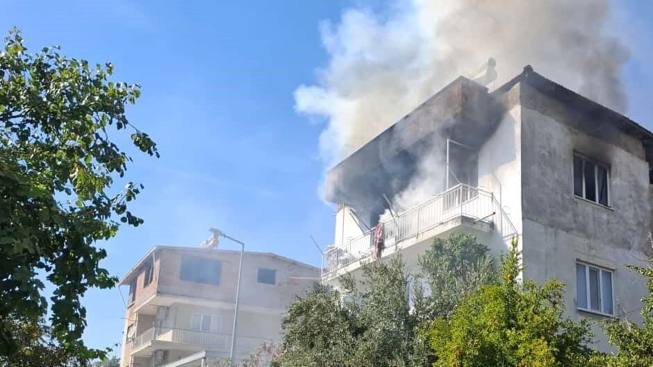Aydın’ın Efeler ilçesinde bir apartmanın en üst katında çıkan yangında