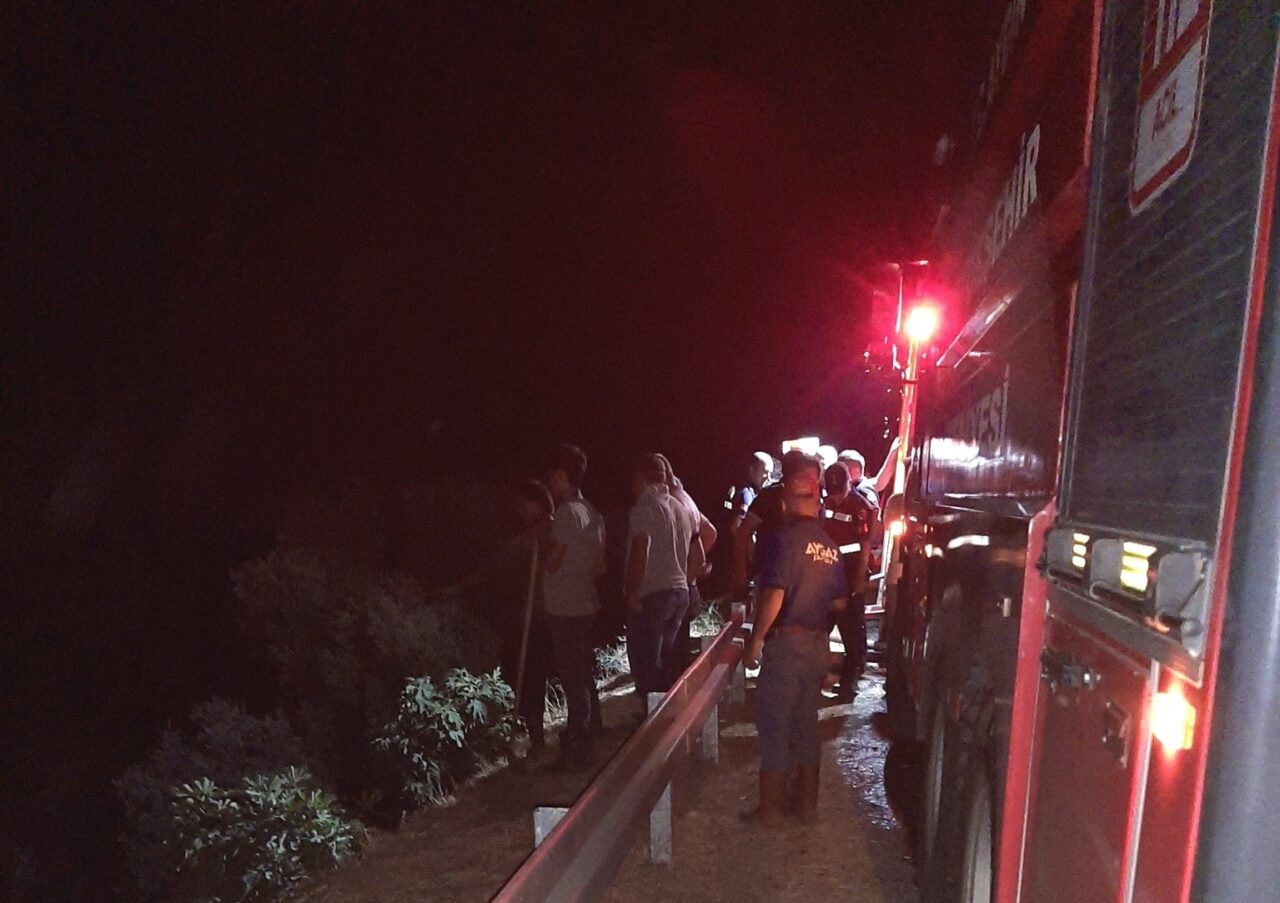 Aydın’ın Köşk ilçesinde gece saatlerinde zeytinlik alanda çıkan yangın itfaiye