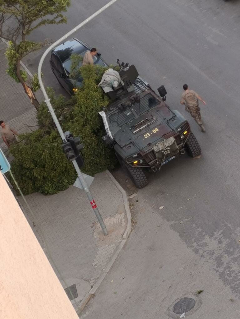 Elazığ’ın Kovancılar ilçesinde etkili olan fırtına nedeniyle ağaç dalları kırıldı.