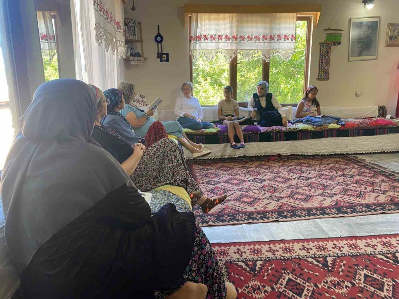 Bilecik’in Gölpazarı İlçe Kaymakamı Feyza Nur Kılıç, köyde yaşayan kadınlarla