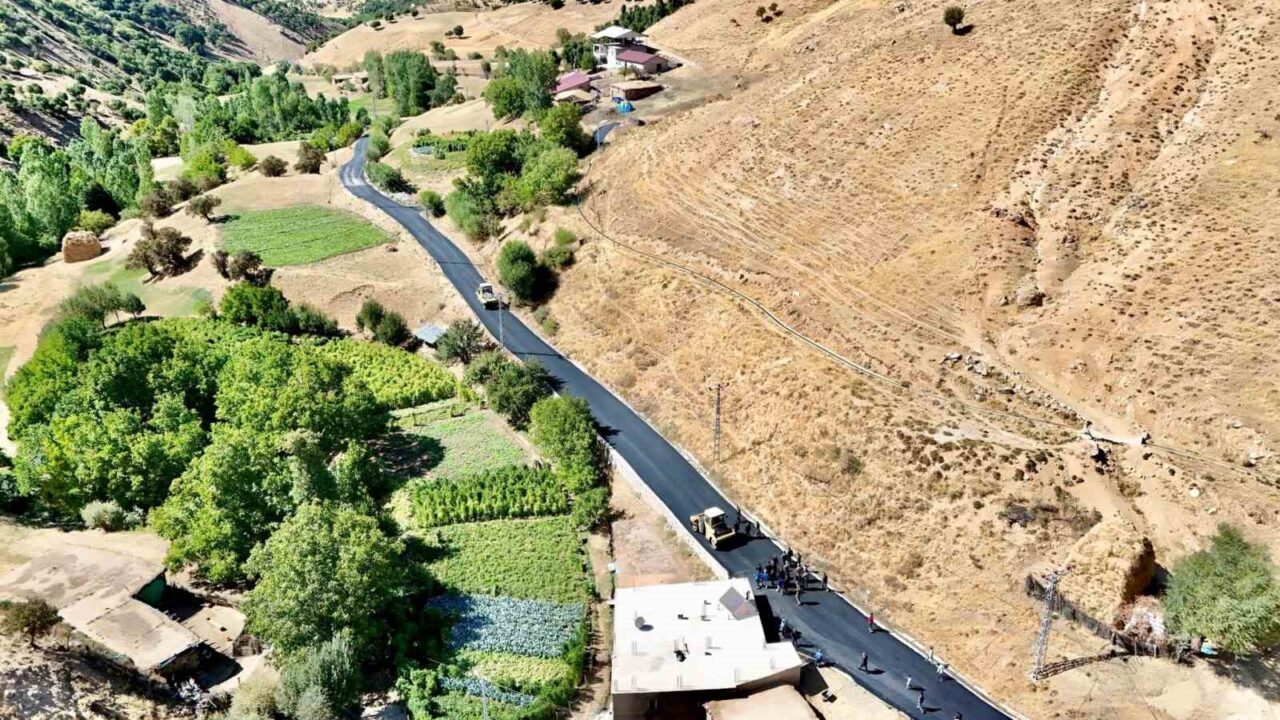 Bitlis İl Özel İdaresi tarafından köy yolları bitümlü sıcak karışımla